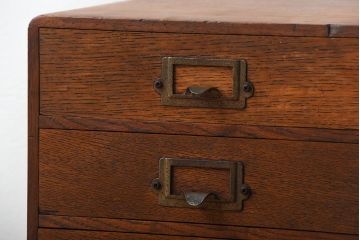 レトロ家具　昭和レトロ　ネームプレート付き!古いナラ材のアンティーク小引き出し