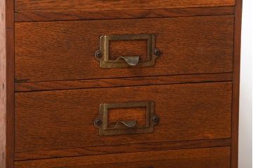 レトロ家具　昭和レトロ　ネームプレート付き!古いナラ材のアンティーク小引き出し