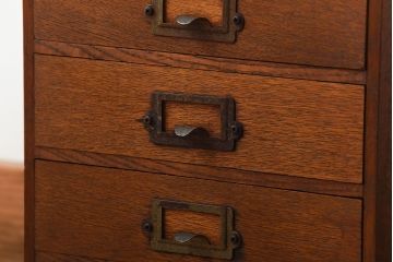 レトロ家具　昭和レトロ　ネームプレート付き!古いナラ材のアンティーク小引き出し