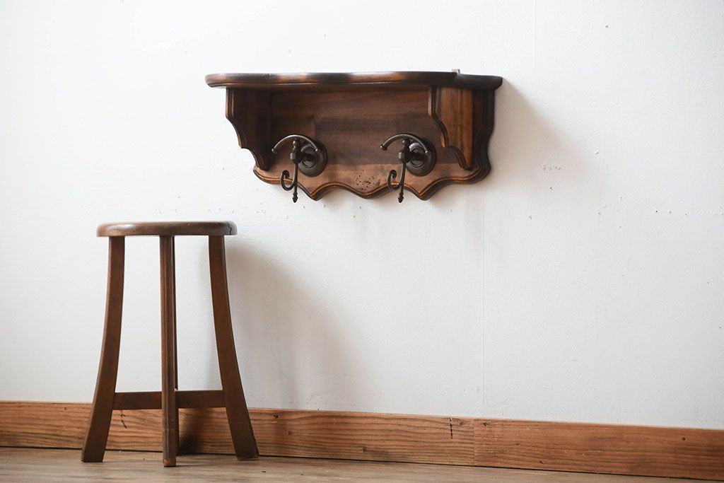 中古　フック付き木製のウォールラック(壁掛け飾り棚)