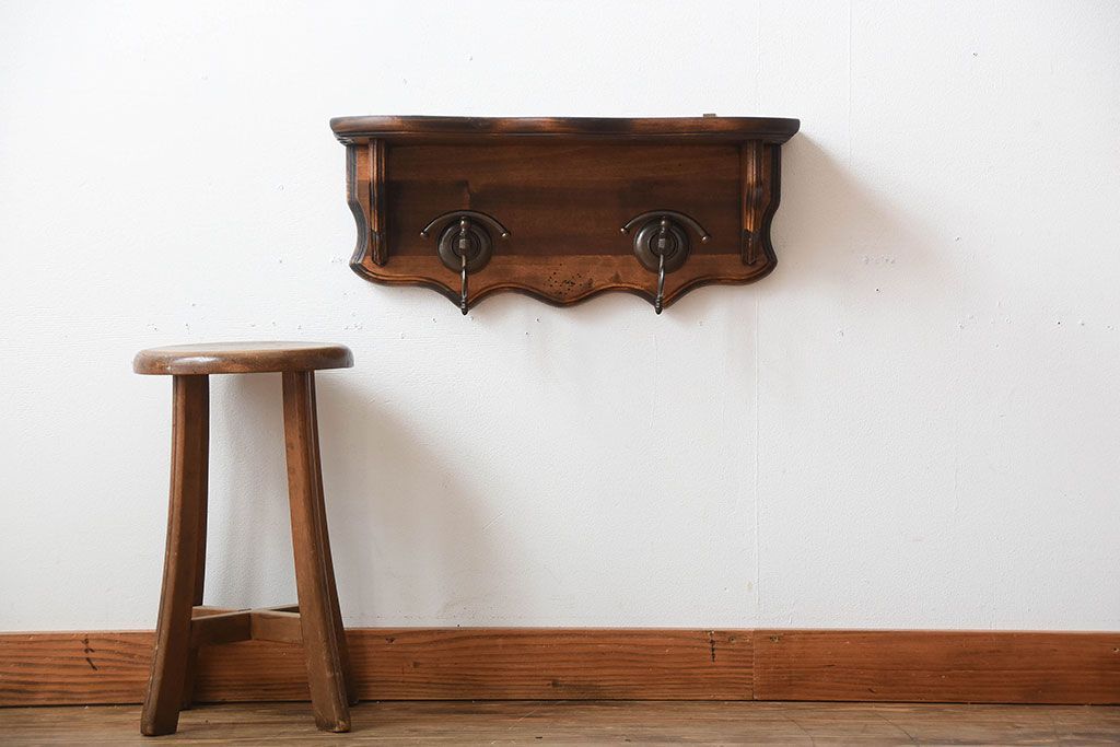 中古　フック付き木製のウォールラック(壁掛け飾り棚)