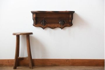 中古　フック付き木製のウォールラック(壁掛け飾り棚)