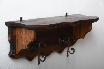 中古　フック付き木製のウォールラック(壁掛け飾り棚)