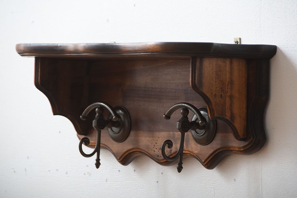 中古　フック付き木製のウォールラック(壁掛け飾り棚)