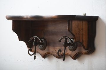 中古　フック付き木製のウォールラック(壁掛け飾り棚)
