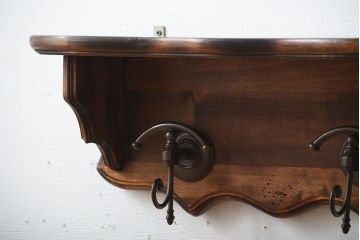 中古　フック付き木製のウォールラック(壁掛け飾り棚)