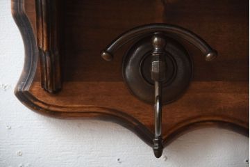 中古　フック付き木製のウォールラック(壁掛け飾り棚)