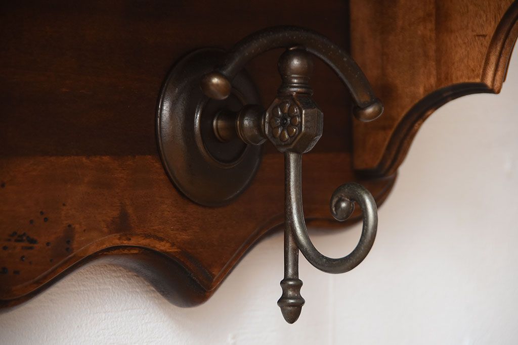 中古　フック付き木製のウォールラック(壁掛け飾り棚)