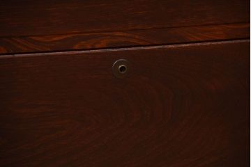 アンティーク家具　アンティーク　前面欅材のシンプルなローチェスト(2)