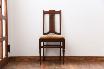 アンティーク家具　イギリスアンティーク　彫刻が美しいオーク材の大ぶりなダイニングチェア(1)