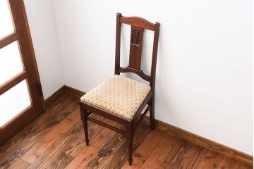 アンティーク家具　イギリスアンティーク　彫刻が美しいオーク材の大ぶりなダイニングチェア(1)