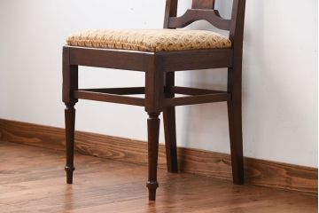 アンティーク家具　イギリスアンティーク　彫刻が美しいオーク材の大ぶりなダイニングチェア(1)