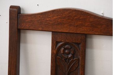 アンティーク家具　イギリスアンティーク　彫刻が美しいオーク材の大ぶりなダイニングチェア(1)
