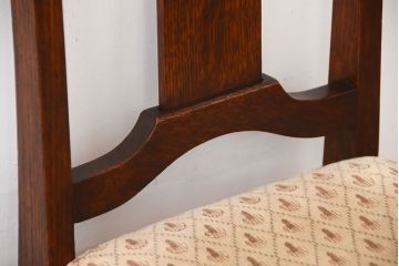 アンティーク家具　イギリスアンティーク　彫刻が美しいオーク材の大ぶりなダイニングチェア(1)