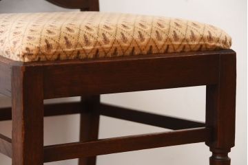 アンティーク家具　イギリスアンティーク　彫刻が美しいオーク材の大ぶりなダイニングチェア(1)