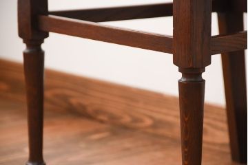 アンティーク家具　イギリスアンティーク　彫刻が美しいオーク材の大ぶりなダイニングチェア(1)