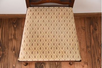 アンティーク家具　イギリスアンティーク　彫刻が美しいオーク材の大ぶりなダイニングチェア(2)