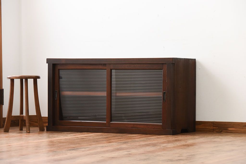 アンティーク家具　和製アンティーク　古い木製のモールガラス引き戸収納棚(1)