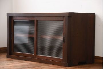 アンティーク家具　和製アンティーク　古い木製のモールガラス引き戸収納棚(1)