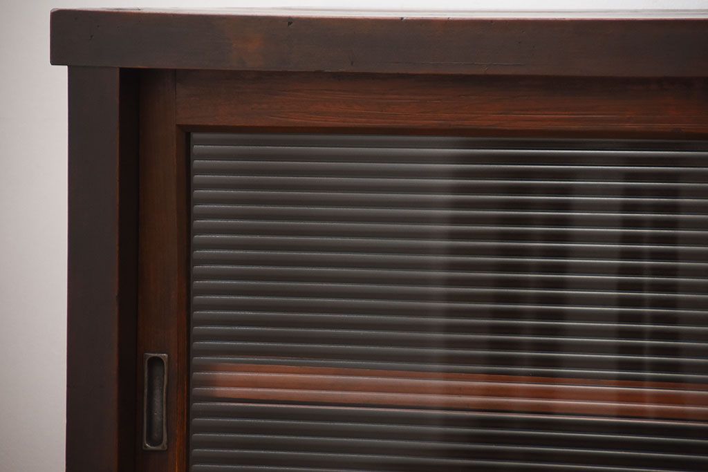 アンティーク家具　和製アンティーク　古い木製のモールガラス引き戸収納棚(1)