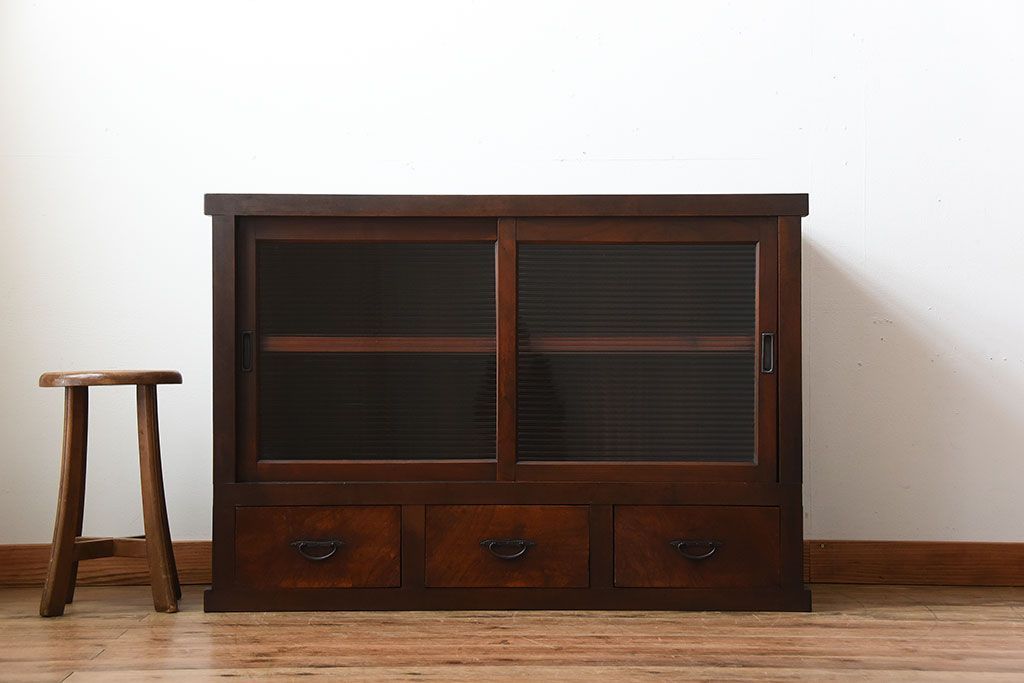 アンティーク家具　和製アンティーク　古い木製のモールガラス引き戸収納棚(2)