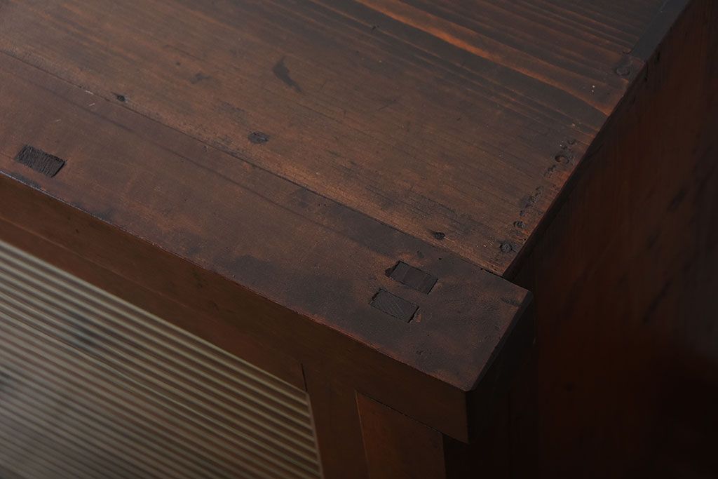 アンティーク家具　和製アンティーク　古い木製のモールガラス引き戸収納棚(2)