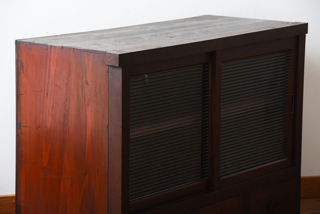 アンティーク家具　和製アンティーク　古い木製のモールガラス引き戸収納棚(2)