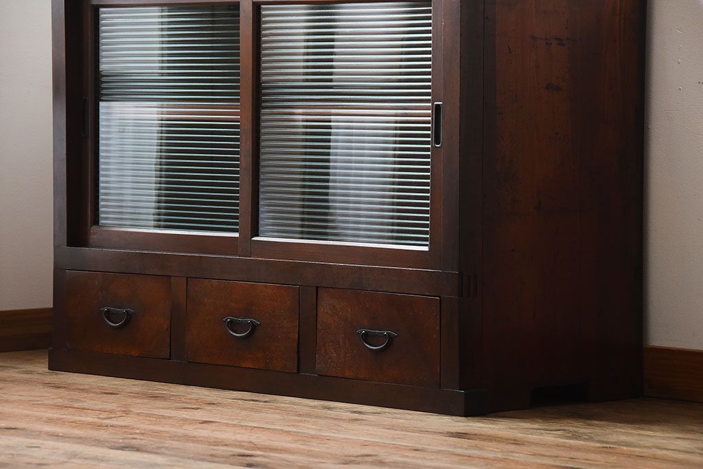 アンティーク家具　和製アンティーク　古い木製のモールガラス引き戸収納棚(2)