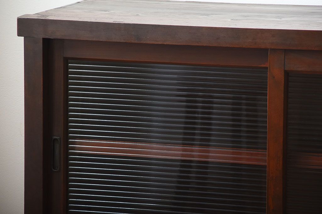 アンティーク家具　和製アンティーク　古い木製のモールガラス引き戸収納棚(2)