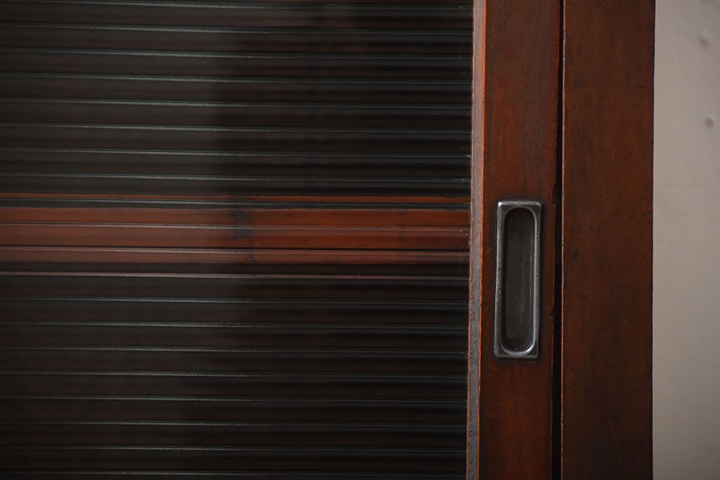 アンティーク家具　和製アンティーク　古い木製のモールガラス引き戸収納棚(2)