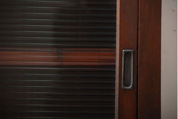 アンティーク家具　和製アンティーク　古い木製のモールガラス引き戸収納棚(2)