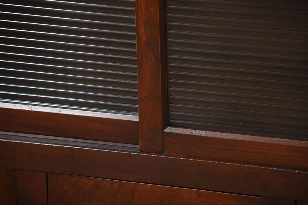 アンティーク家具　和製アンティーク　古い木製のモールガラス引き戸収納棚(2)