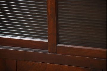 アンティーク家具　和製アンティーク　古い木製のモールガラス引き戸収納棚(2)