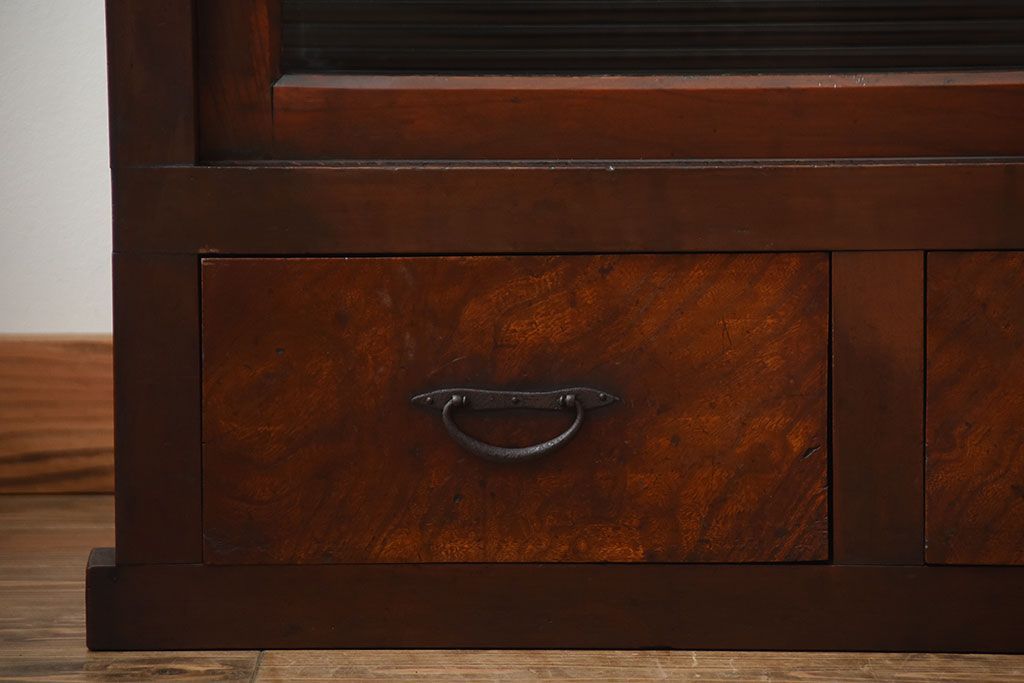 アンティーク家具　和製アンティーク　古い木製のモールガラス引き戸収納棚(2)