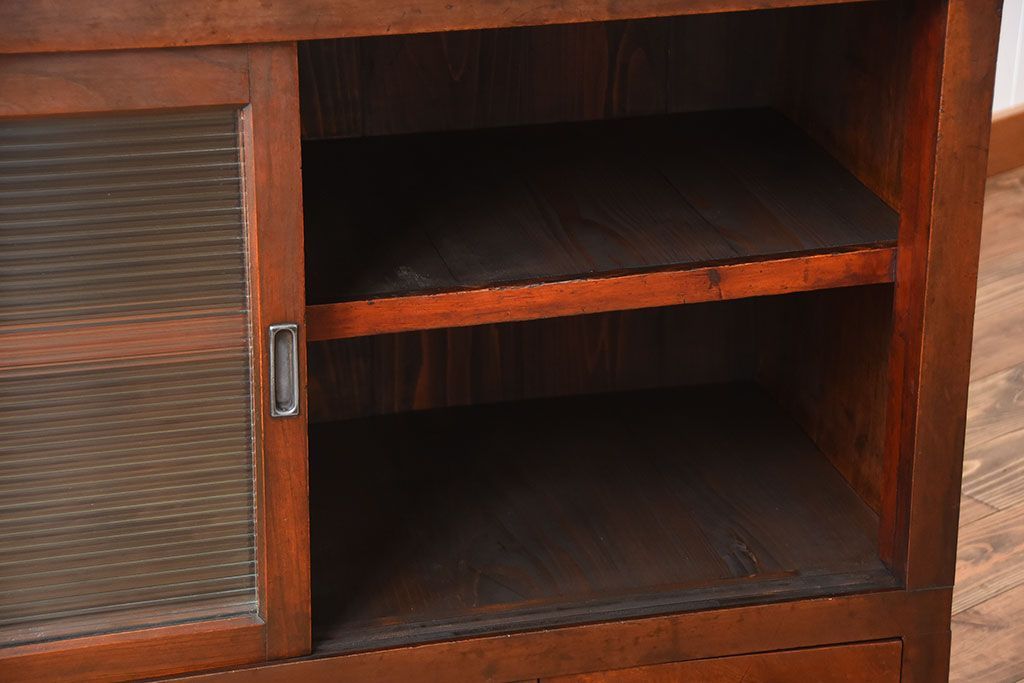 アンティーク家具　和製アンティーク　古い木製のモールガラス引き戸収納棚(2)