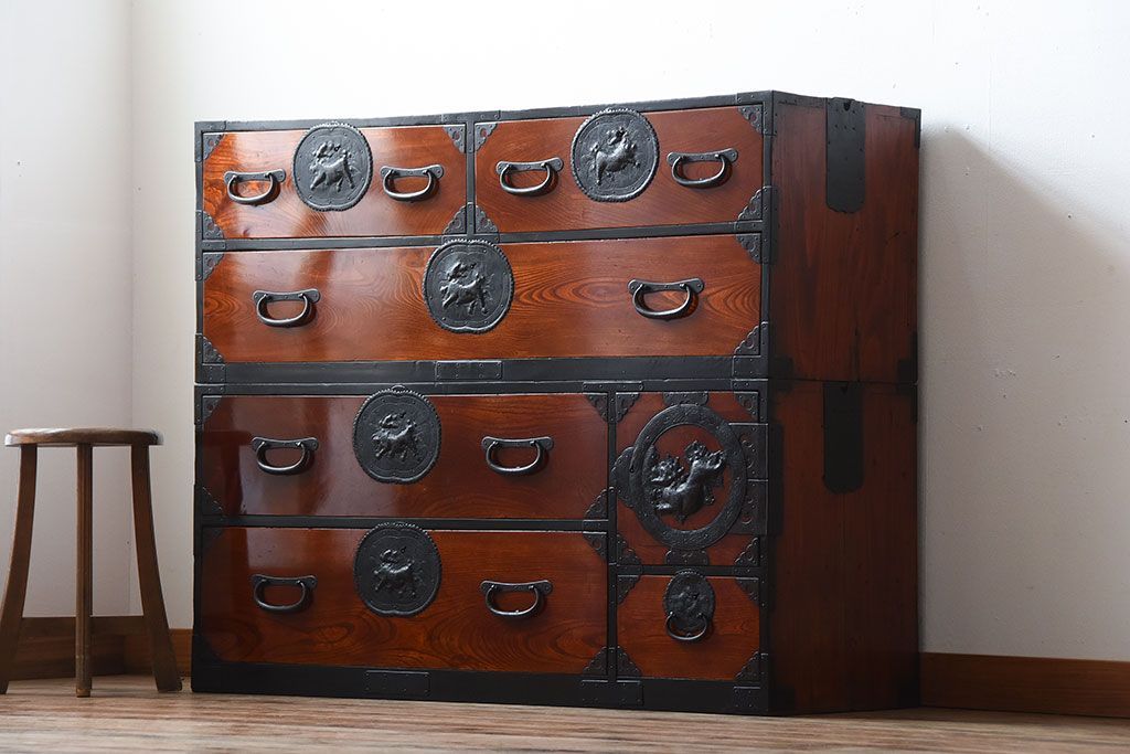 アンティーク家具　古民具・骨董　唐獅子の手打ち金具が美しい前面欅材の相馬箪笥