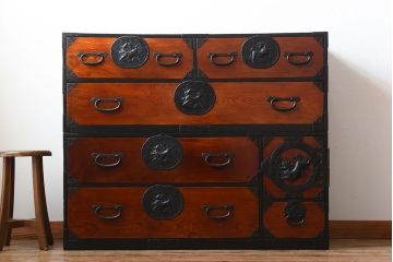 アンティーク家具　古民具・骨董　唐獅子の手打ち金具が美しい前面欅材の相馬箪笥