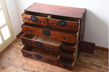 アンティーク家具　古民具・骨董　唐獅子の手打ち金具が美しい前面欅材の相馬箪笥