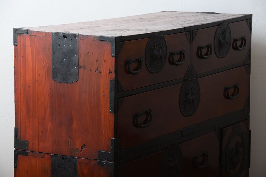 アンティーク家具　古民具・骨董　唐獅子の手打ち金具が美しい前面欅材の相馬箪笥