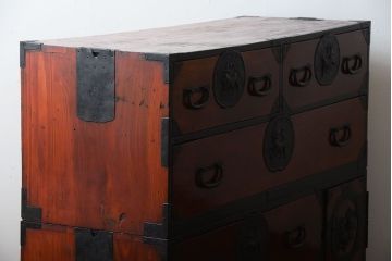 アンティーク家具　古民具・骨董　唐獅子の手打ち金具が美しい前面欅材の相馬箪笥