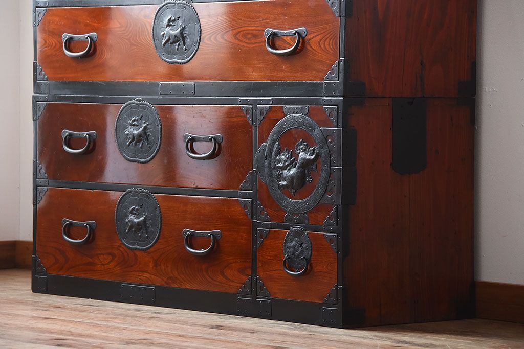 アンティーク家具　古民具・骨董　唐獅子の手打ち金具が美しい前面欅材の相馬箪笥
