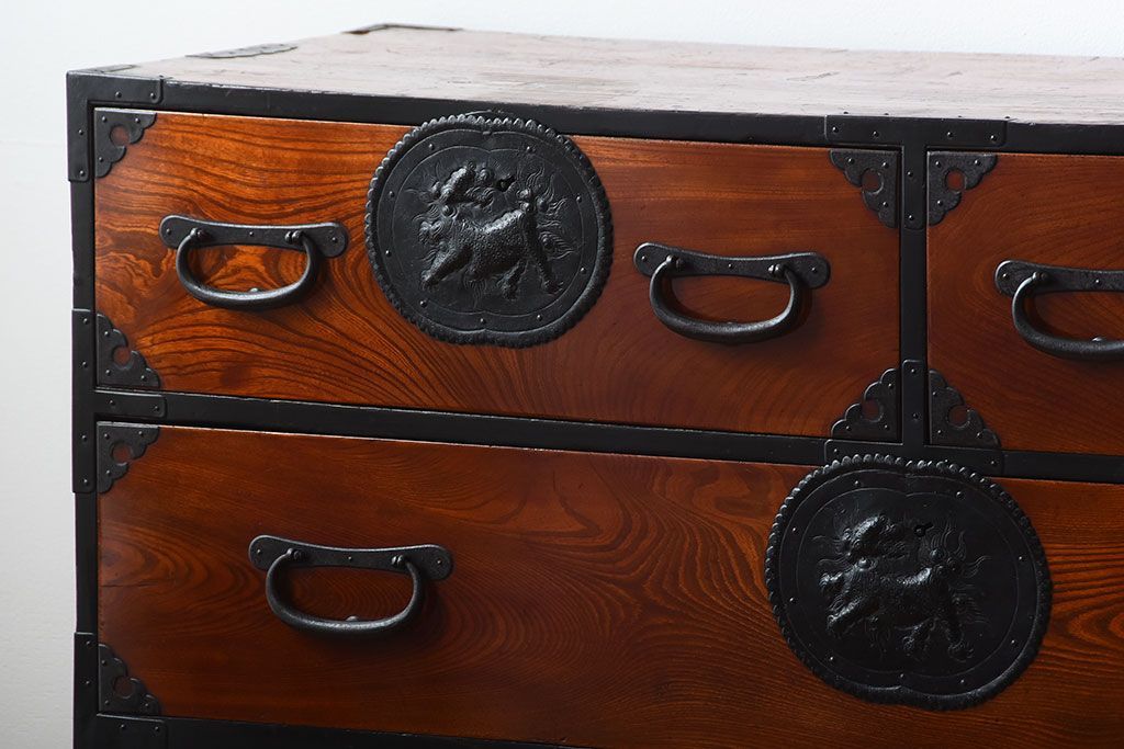 アンティーク家具　古民具・骨董　唐獅子の手打ち金具が美しい前面欅材の相馬箪笥