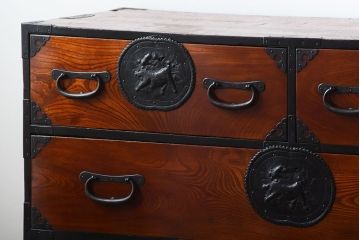 アンティーク家具　古民具・骨董　唐獅子の手打ち金具が美しい前面欅材の相馬箪笥
