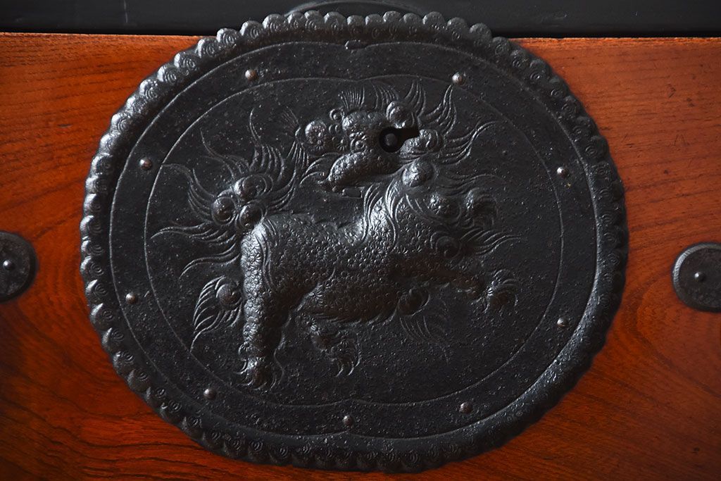 アンティーク家具　古民具・骨董　唐獅子の手打ち金具が美しい前面欅材の相馬箪笥