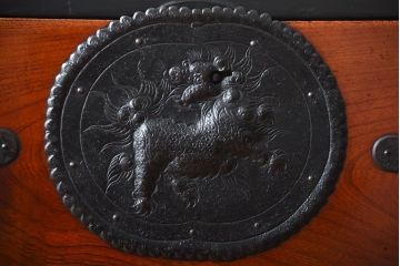 アンティーク家具　古民具・骨董　唐獅子の手打ち金具が美しい前面欅材の相馬箪笥