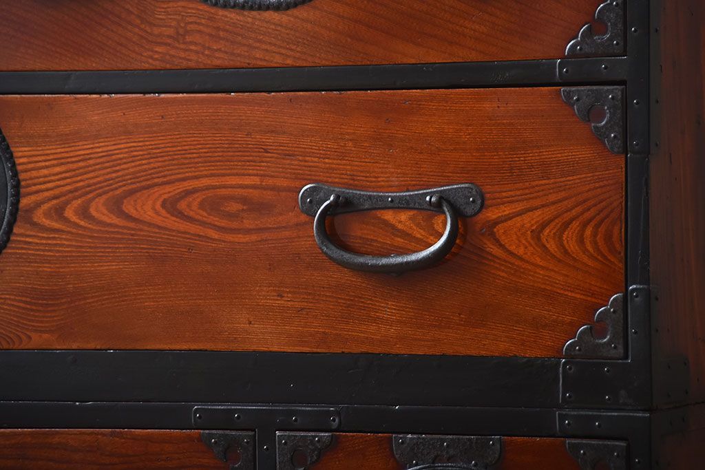 アンティーク家具　古民具・骨董　唐獅子の手打ち金具が美しい前面欅材の相馬箪笥