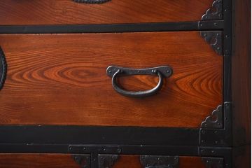 アンティーク家具　古民具・骨董　唐獅子の手打ち金具が美しい前面欅材の相馬箪笥