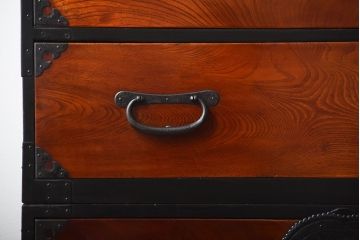 アンティーク家具　古民具・骨董　唐獅子の手打ち金具が美しい前面欅材の相馬箪笥