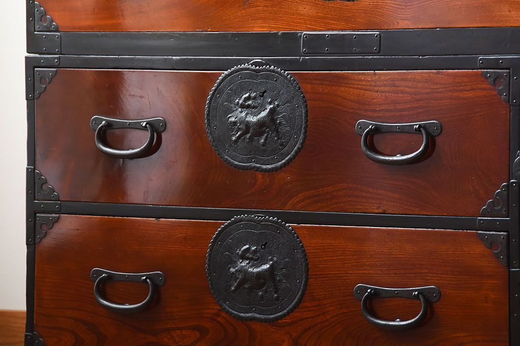 アンティーク家具　古民具・骨董　唐獅子の手打ち金具が美しい前面欅材の相馬箪笥