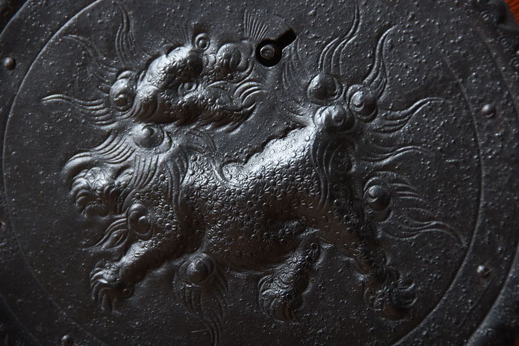 アンティーク家具　古民具・骨董　唐獅子の手打ち金具が美しい前面欅材の相馬箪笥